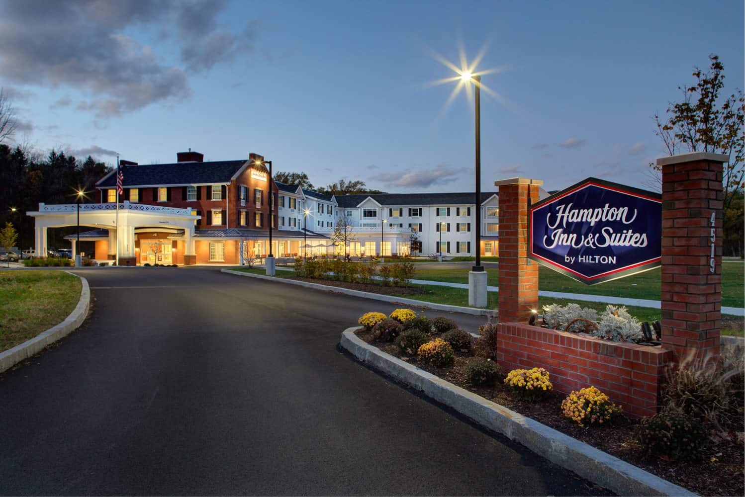 Hampton Inn and Suites Manchester Exterior Dusk