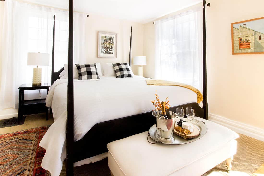 Kedron Valley Inn - Black Four Poster Bed with Wine and Cheese