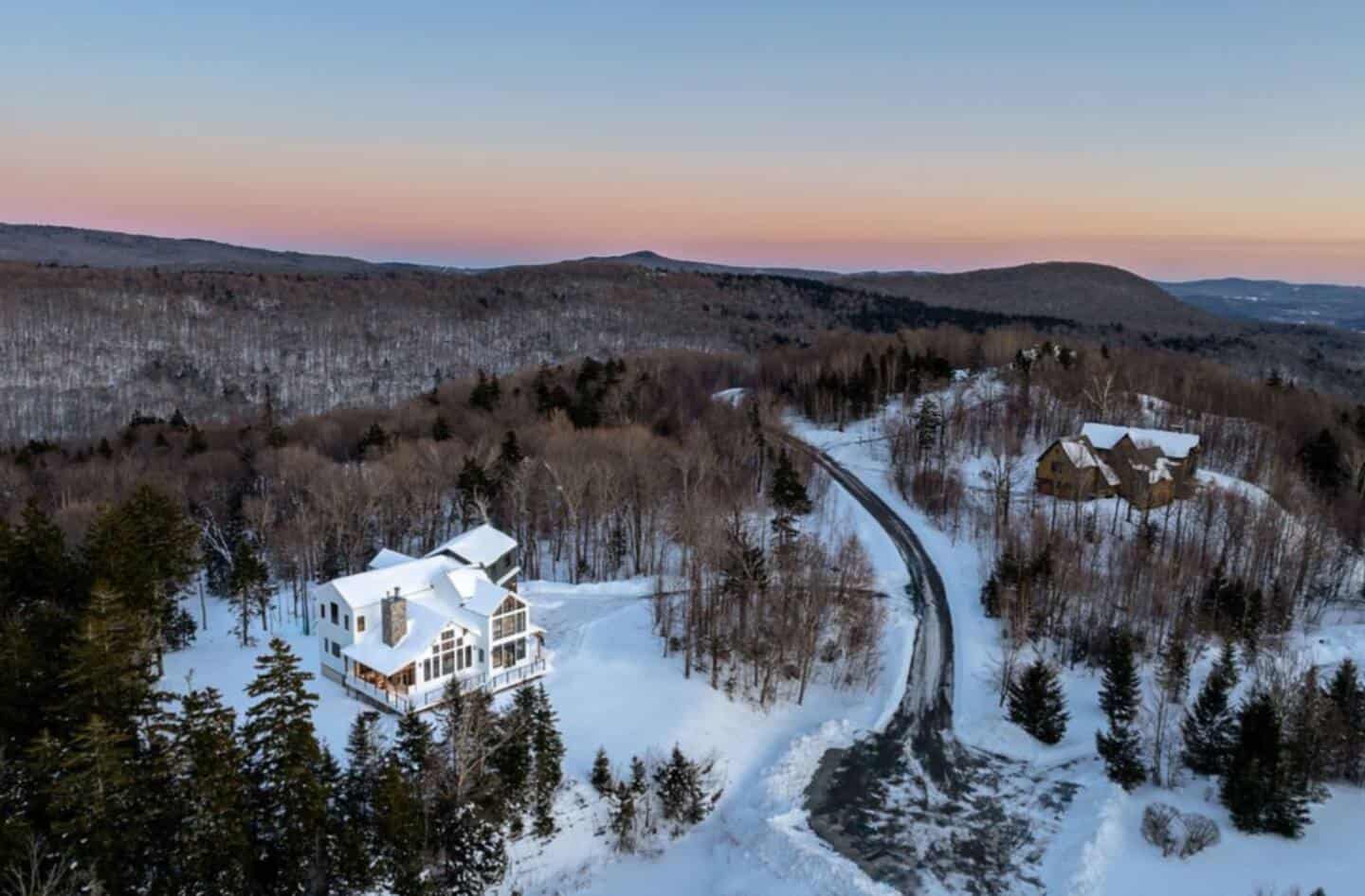 Luxury Mountaintop Retreat Across from Mount Snow! (Dover)