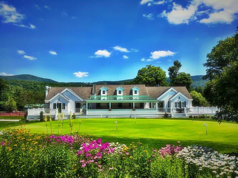 Manchester Country Club Sunny Clubhouse in Summer