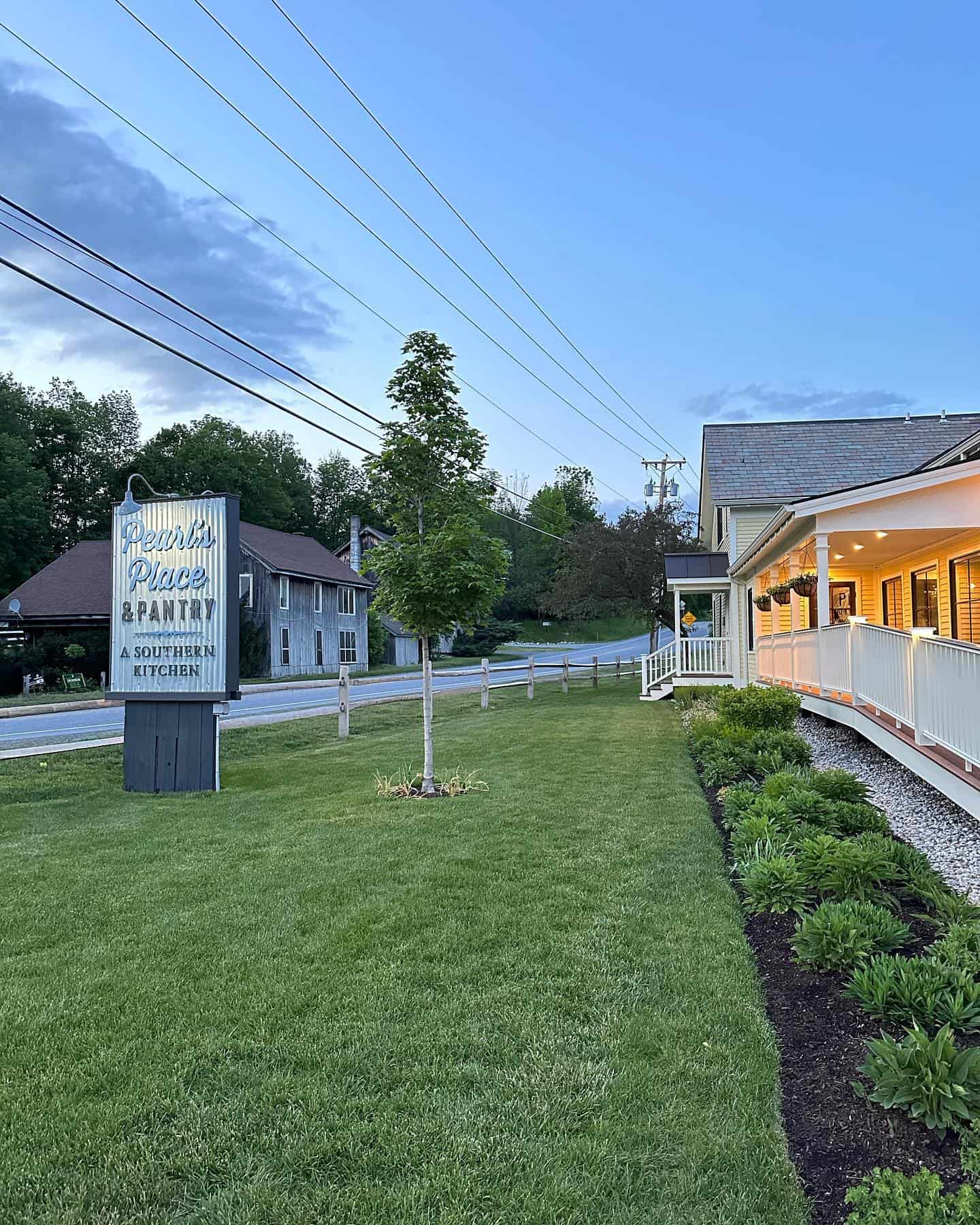 Pearl's Place Exterior Sign