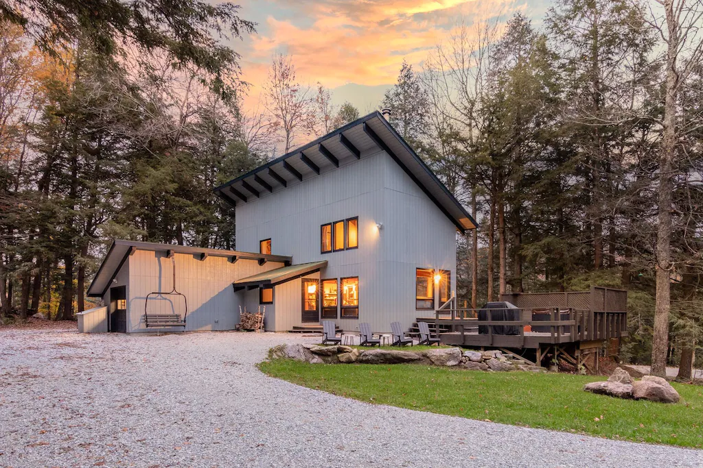 Adorable Chalet Off Access RD! 3bd:2ba Exterior Sunset