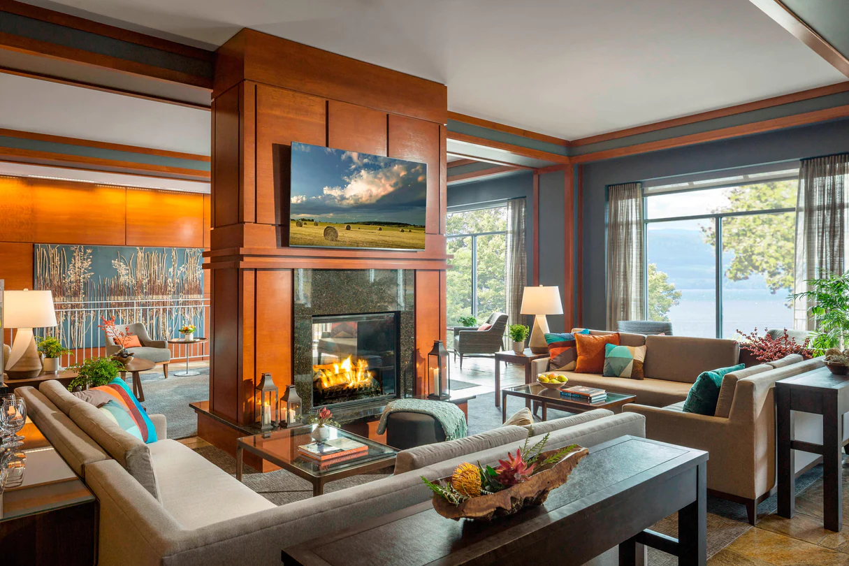 Courtyard by Marriott Burlington Harbor - Lobby Fireplace